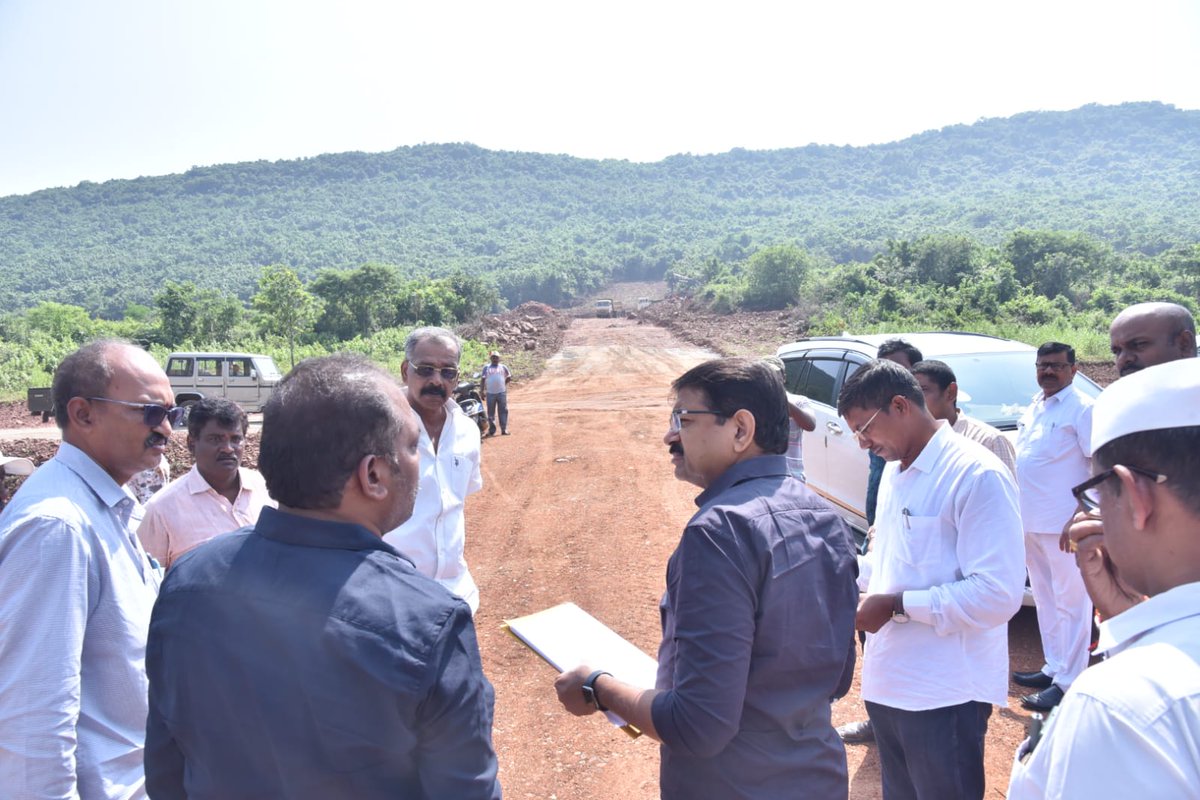 cdmvzm's tweet image. జిల్లా కలెక్టర్ జాతీయ #MSMEParks అభివృద్ధిపై దృష్టి సారించారు. కొత్తవలస (57 ఎకరాలు)లో 82 ప్లాట్లు, బొండపల్లి (57 ఎకరాలు)లో ప‌నుల‌ను వేగ‌వంతం చేసి, మౌలిక వసతులతో వీలైనంత త్వ‌ర‌గా పార్కుల‌ను సిద్దం చేయాల‌ని అధికారుల‌ను ఆదేశించారు. 
#MSME #IndustrialDevelopment #Vizianagaram #APIIC