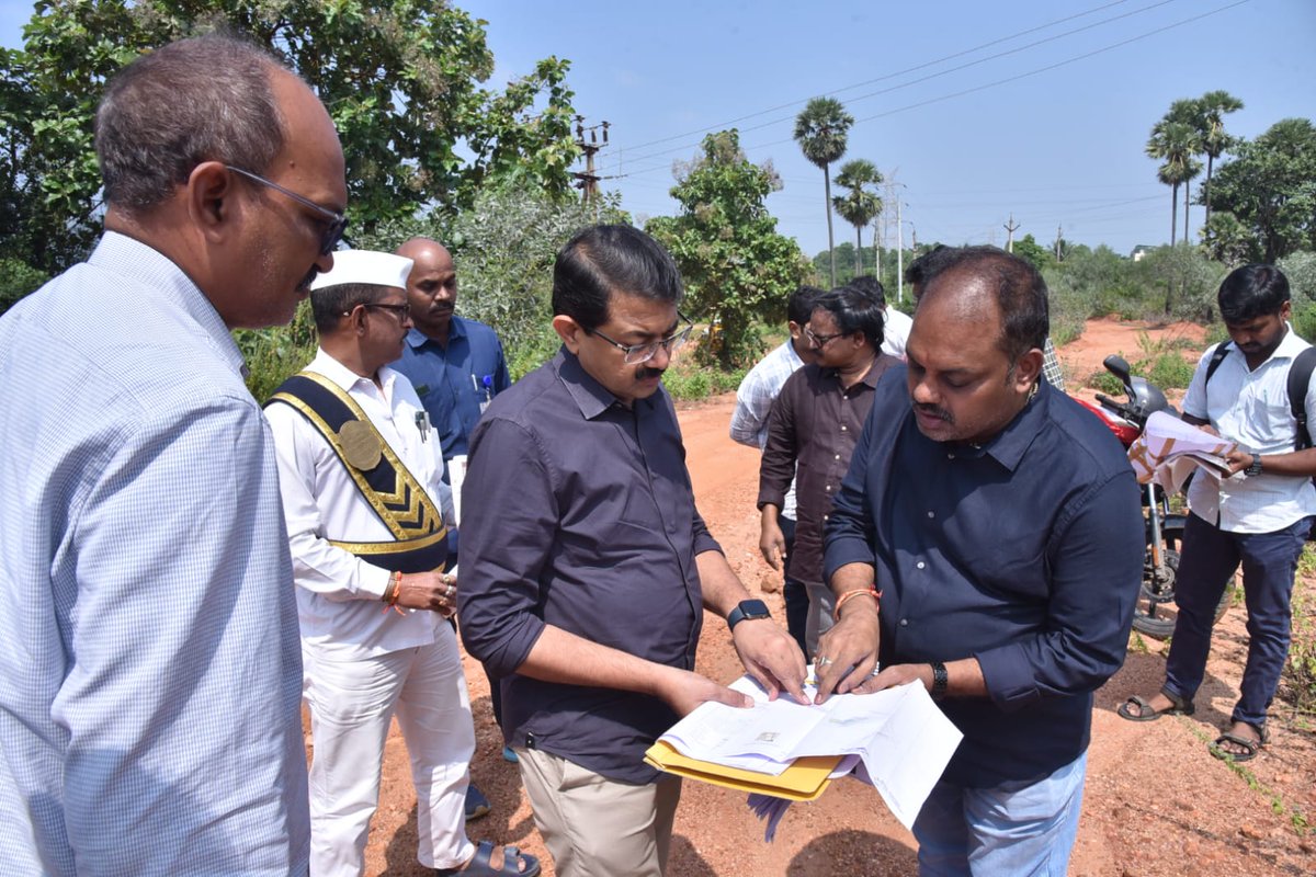 cdmvzm's tweet image. జిల్లా కలెక్టర్ జాతీయ #MSMEParks అభివృద్ధిపై దృష్టి సారించారు. కొత్తవలస (57 ఎకరాలు)లో 82 ప్లాట్లు, బొండపల్లి (57 ఎకరాలు)లో ప‌నుల‌ను వేగ‌వంతం చేసి, మౌలిక వసతులతో వీలైనంత త్వ‌ర‌గా పార్కుల‌ను సిద్దం చేయాల‌ని అధికారుల‌ను ఆదేశించారు. 
#MSME #IndustrialDevelopment #Vizianagaram #APIIC