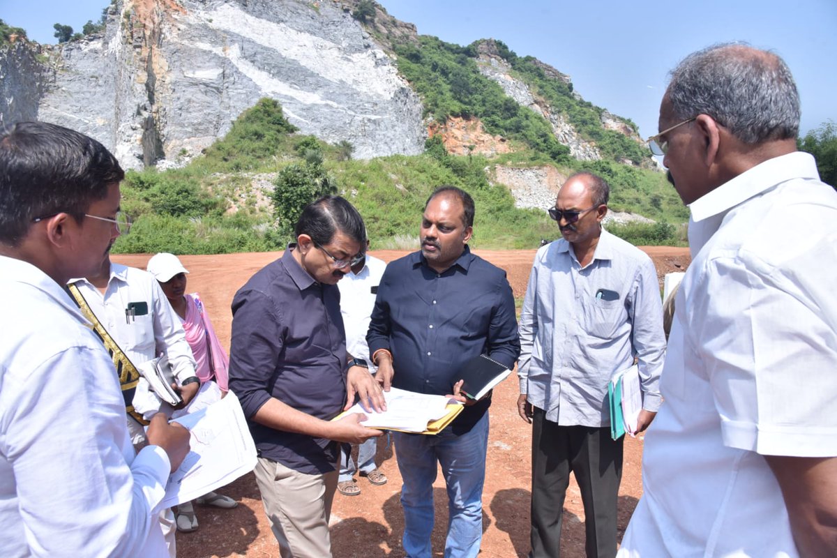 cdmvzm's tweet image. జిల్లా కలెక్టర్ జాతీయ #MSMEParks అభివృద్ధిపై దృష్టి సారించారు. కొత్తవలస (57 ఎకరాలు)లో 82 ప్లాట్లు, బొండపల్లి (57 ఎకరాలు)లో ప‌నుల‌ను వేగ‌వంతం చేసి, మౌలిక వసతులతో వీలైనంత త్వ‌ర‌గా పార్కుల‌ను సిద్దం చేయాల‌ని అధికారుల‌ను ఆదేశించారు. 
#MSME #IndustrialDevelopment #Vizianagaram #APIIC