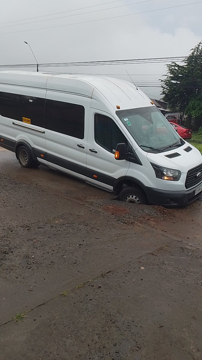 mrpakesepa's tweet photo. #Temuco #javieracarrera #pdv
Quien se hace responsable?, no pueden dejar sin señal ética y con un relleno que es pura arena.. la lluvia también hizo lo suyo, espero nadie haya salido lastimado. https://t.co/t4EPrS5xGq
