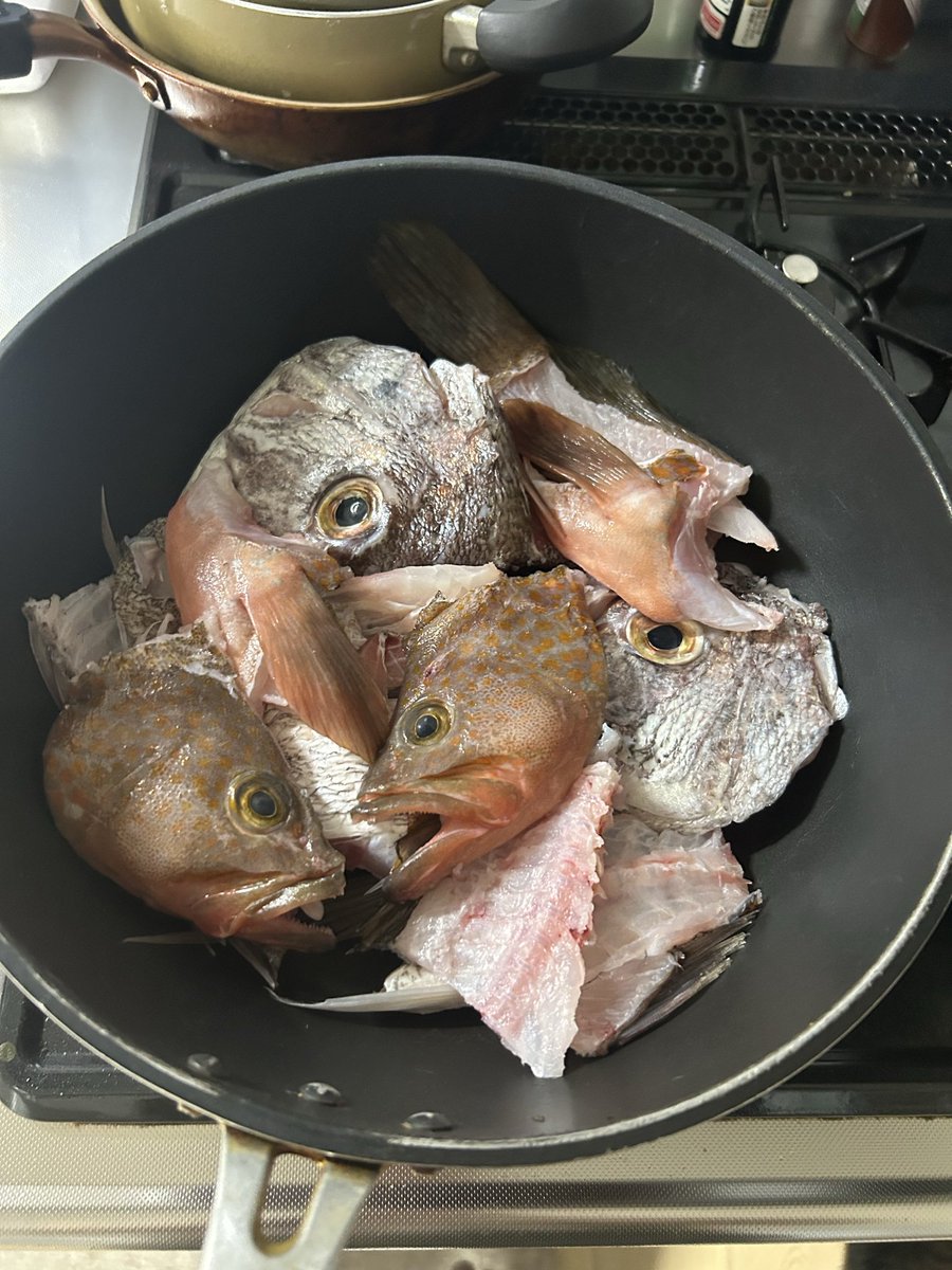今週残業まみれなのでややこしい物作れなさそうなのでアコウと真鯛の半身は刺身で食って、アラはまとめて炊いてしまおう