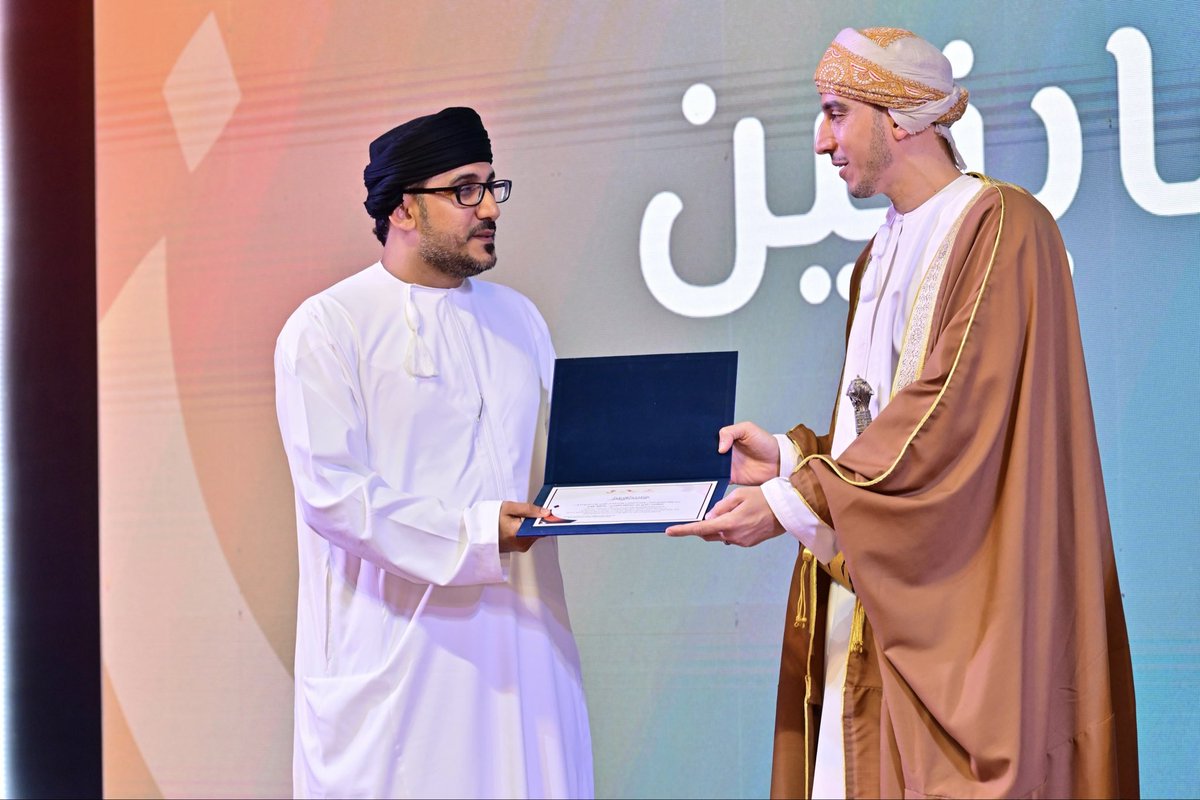 تهنيء #جامعة_نزوى الطالب عدي بن عبدالله الفرعي، تخصص الهندسة المعمارية حصوله
على المركز الثالث في محور البحوث العلمية عن بحث بعنوان:" تصوير وتقييم نظام حائط تنفسي Blank Line "