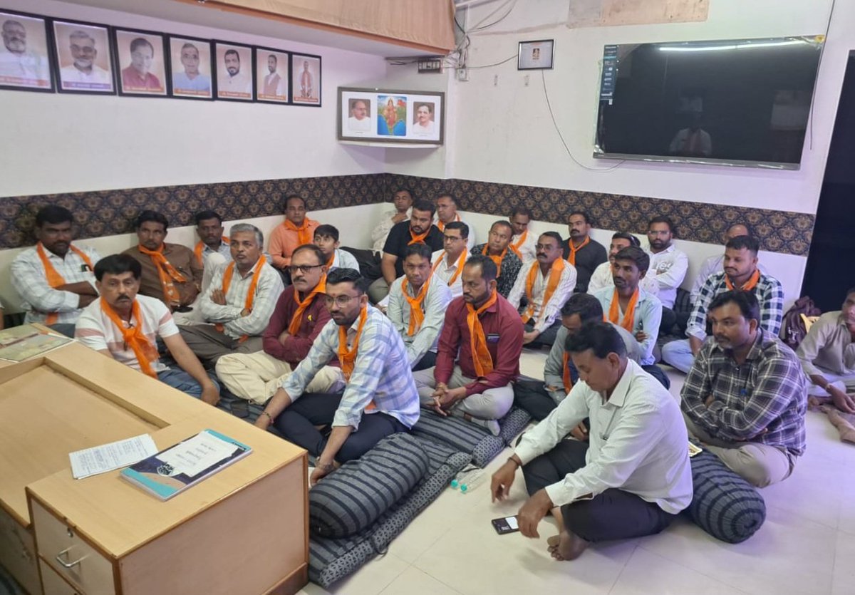 અમરેલી તાલુકા ભાજપ આત્મનિર્ભર ભારત સંકલ્પ અભિયાનની આયોજન બેઠક ભાજપ કાર્યાલય અમરેલી ખાતે મળી હતી, જેમા ઉપસ્થિત રહીને આગામી કાર્યક્રમો વિશે માર્ગદર્શન આપેલ, આ બેઠકનાં મુખ્ય વક્તા શ્રી મુકુંદભાઈ મહેતા, પ્રમુખ શ્રી ચેતનભાઈ ધાનાણી સહીત ચુટાયેલા સંગઠનના હોદ્દેદારશ્રીઓ ઉપસ્થિત રહેલ.