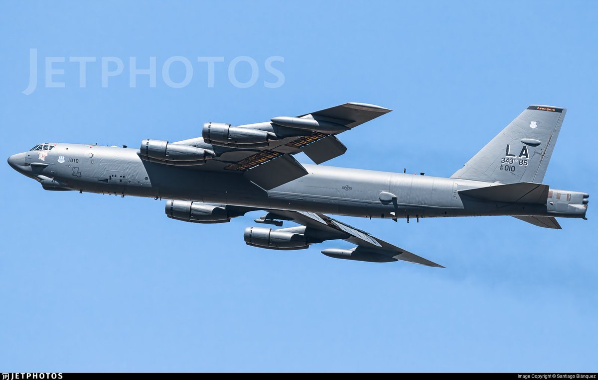 Arrest_Maduro's tweet photo. 3x 🇺🇲bombarderos B-52H Stratofortress operando en el Caribe. Su última posición visible en la app fue pasando Kingston FIR🇯🇲 a las 10:28 UTC, con rumbo sureste.

Registro | Hex | Callsign
 61-0010 | #AE589F | BUNNY01 
 60-0052 | #AE588E | BUNNY02 
 60-0033 | #AE5883 | BUNNY03 https://t.co/mmRD00h0Cx
