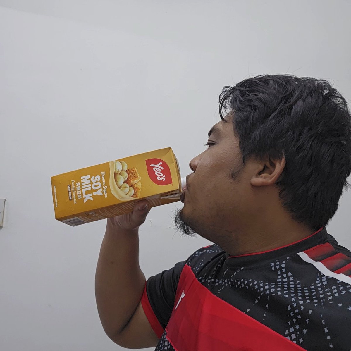 Sejak wife suruh minum Yeo's Brown Sugar ni, memang terus jadi fav drink dah. Sebab tak manis sangat dan yang penting mengenyangkan. So kalau emergency tak sempat breakfast, memang cari yang ni. Recommended utk orang yg kerja kena sentiasa cepat macam aku ni.

#yeosmy