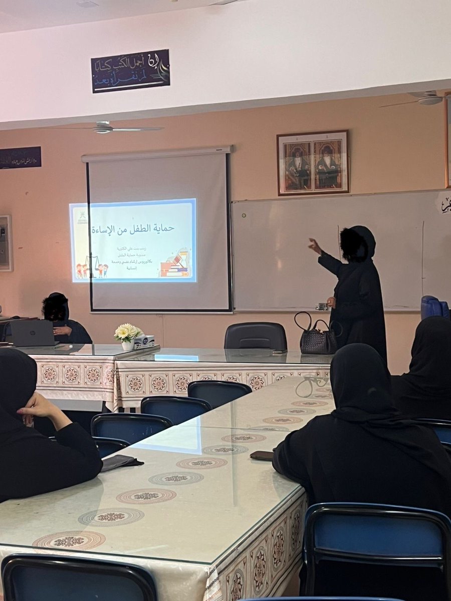 نفذت الاخصائية الاجتماعية بالتعاون مع دائرة التنمية الاسرية بالمديريه العامة للتنمية الاجتماعية محاضرة توعوية بعنوان حماية الطفل من الاساءة التي استهدفت الهيئة التدريسية والإدارية في المدرسة