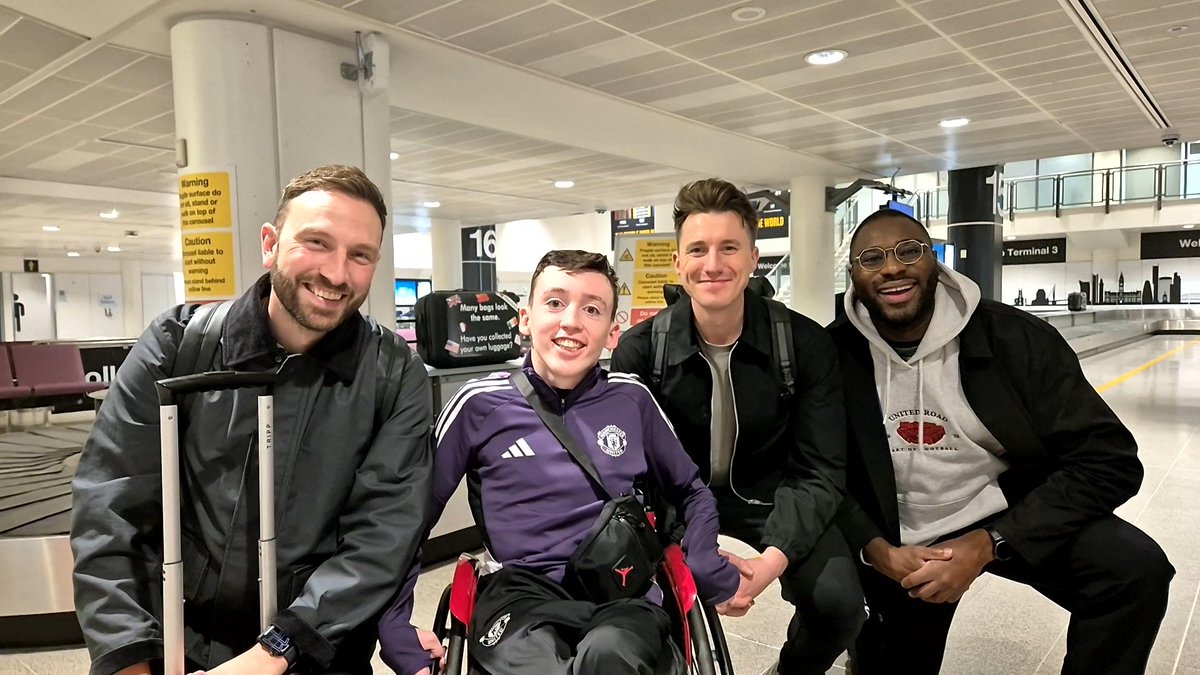 Great to watch <a href="/TOTDevils/">Talk of the Devils</a> last night and bump into <a href="/ianirving_/">Ian Irving</a> <a href="/lauriewhitwell/">Laurie Whitwell</a> <a href="/Ankaman616/">Carl Anka</a> this morning in Manchester airport 👍🏼❤️⚽️