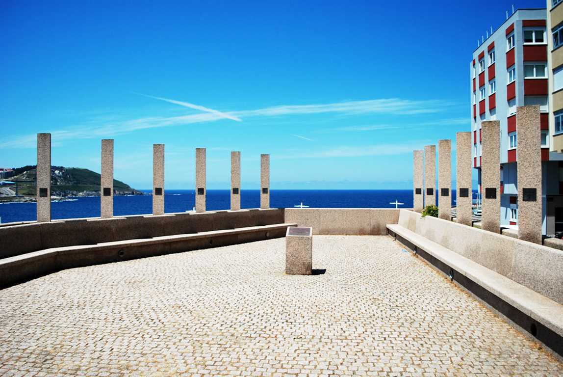 En A Coruña, una escultura recuerda hoy a aquellos niños anónimos que navegaron hacia la historia. Su sacrificio fue el precio de un milagro, el de la primera vacuna global que unió al mundo en nombre de la esperanza.