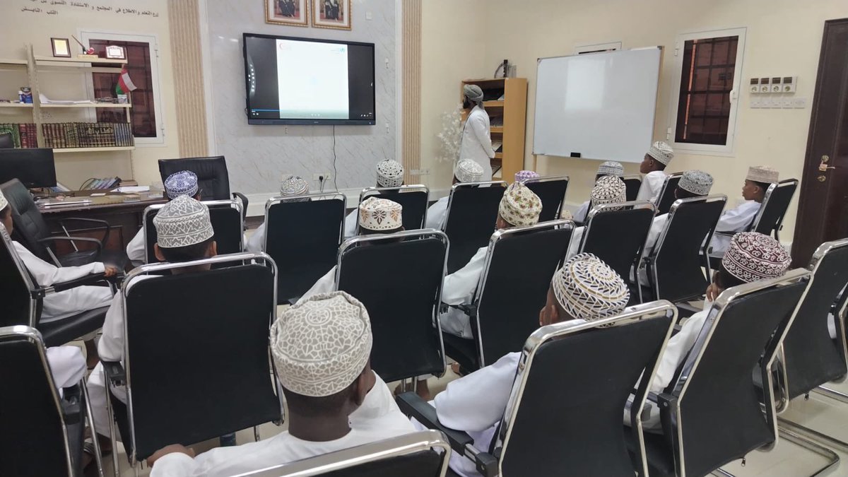 نفذ ممرض الصحة المدرسية عماد خميس كورع محاضرة حول "طرق الوقاية من التسمم بالرصاص" لطلبة الصفين الخامس والسادس. تأتي المحاضرة ضمن فعاليات أسبوع الوقاية من التسمم بالرصاص، الذي يركز على رفع الوعي حول مصادر التعرض للرصاص وآثاره الصحية وسبل الوقاية.