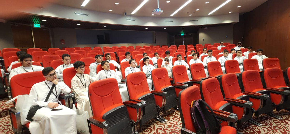 سر نادي الزيارات بـ #جامعة_الملك_فهد_للبترول_والمعادن يوم الأربعاء الموافق 15 أكتوبر باستقبال مدرسة سعد بن حارث وذلك بعدد 25 طالب ومعلمين  بدأت الزيارة بمحاضرة تعريفية من بتقديم أعضاء النادي وتلى ذلك جولة في انحاء الجامعة وتناول الغداء في مطعم الطلاب