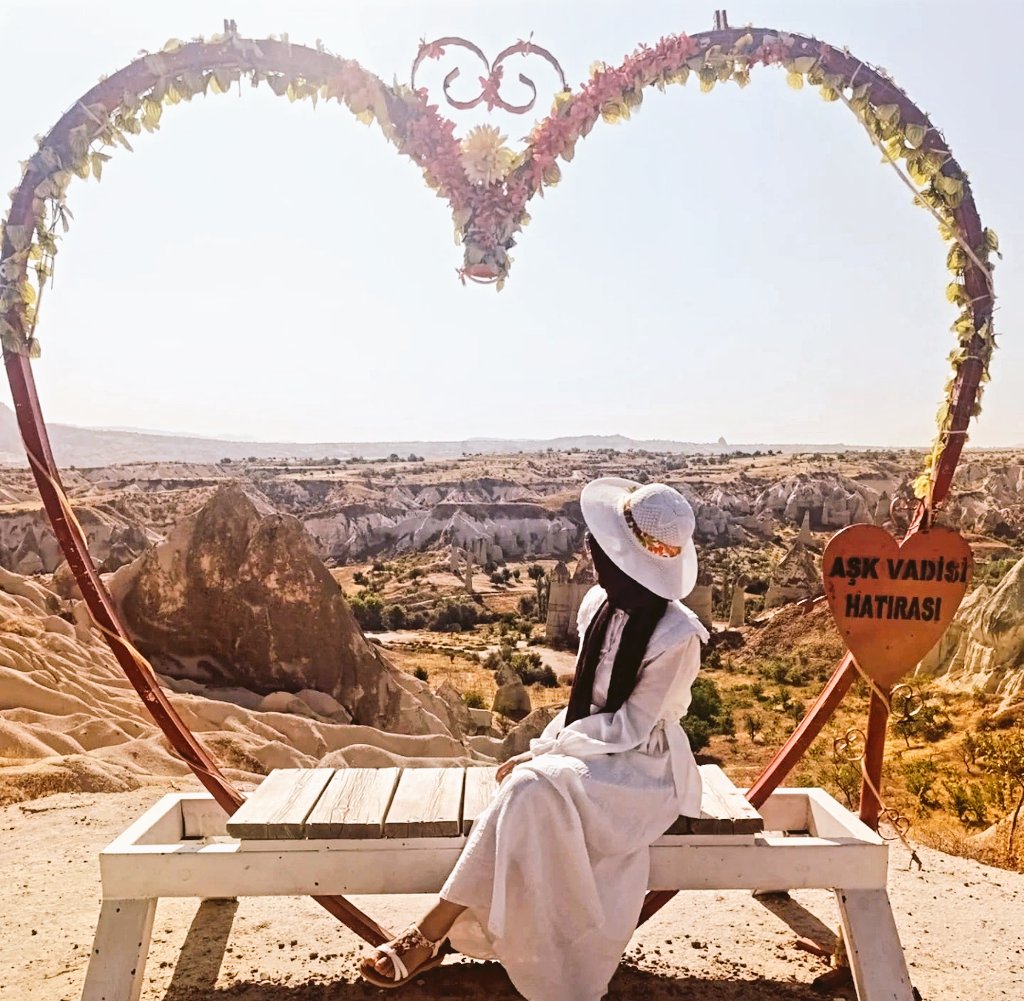 Rüzgâr, kalbimin içinden geçenleri bile duysa, bu vadi yine de susar.