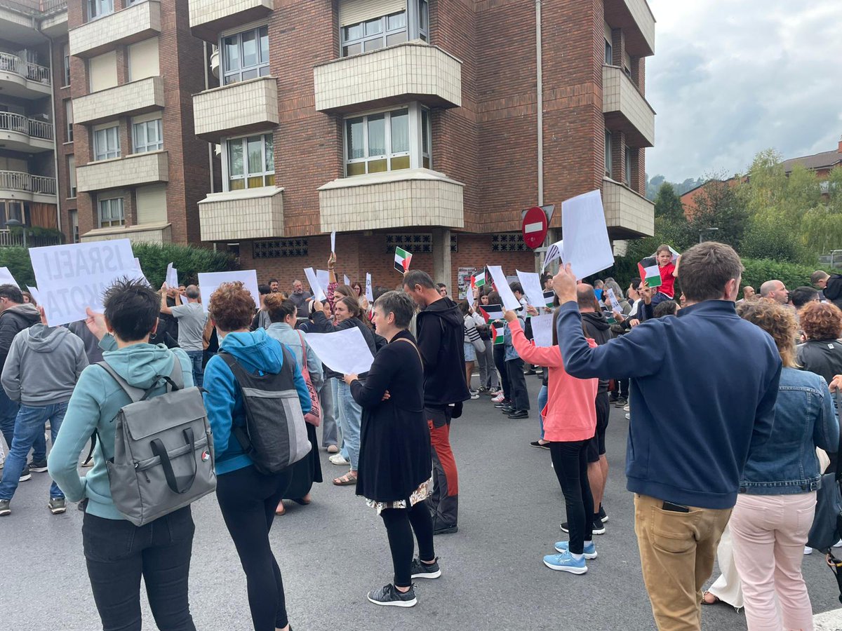 Ehunka lagun elkartu gara Sanjuandegiko biribilgunean Palestinaren alde. Errepidea moztu dugu 15 minutuz. 

Palestina aske!