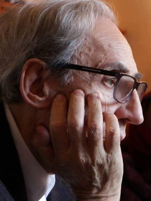 "Povera patria
Schiacciata dagli abusi del potere
Di gente infame, che non sa cos'è il pudore
Si credono potenti e gli va bene quello che fanno
Tra i governanti
Quanti perfetti e inutili buffoni..."
                     Franco Battiato