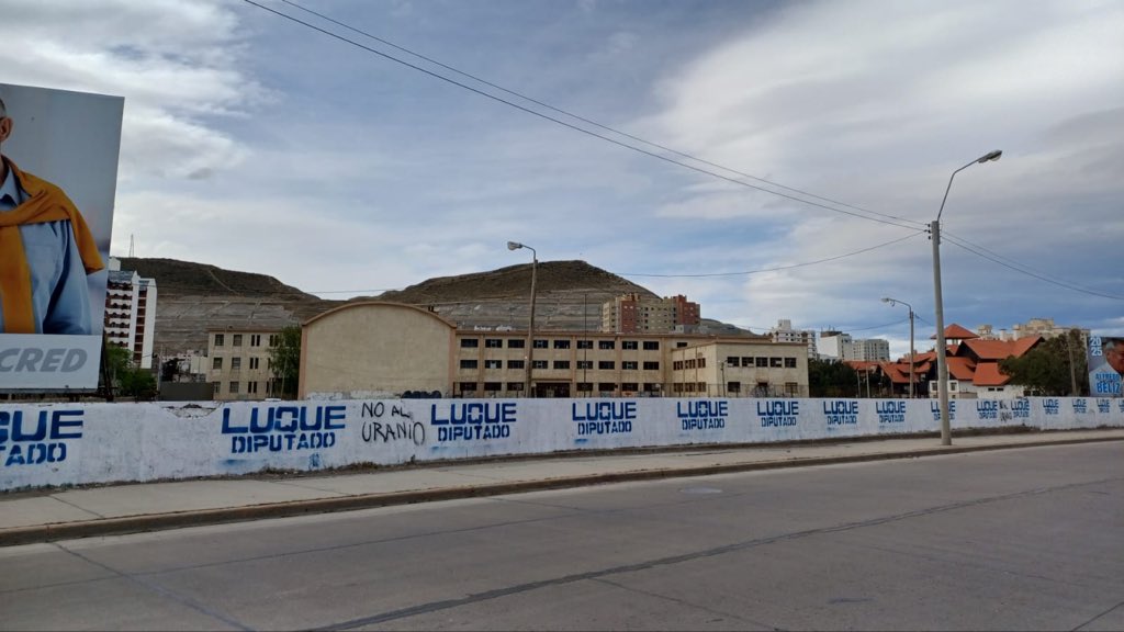 implacableCR2's tweet photo. ✌🏿🌴💩

Palmerita se hace el sensible y enojado pidiendo cuidar el espacio público.

Eso sí; le chupa un huevo ensuciar con su campaña, garitas, casas, escuelas y hasta el estadio que su gestión ni las otras gestiones peronistas terminaron.

SON MUGRE.

E HIPOCRESÍA PURA.

✌🏿 https://t.co/JTzJHboD1T