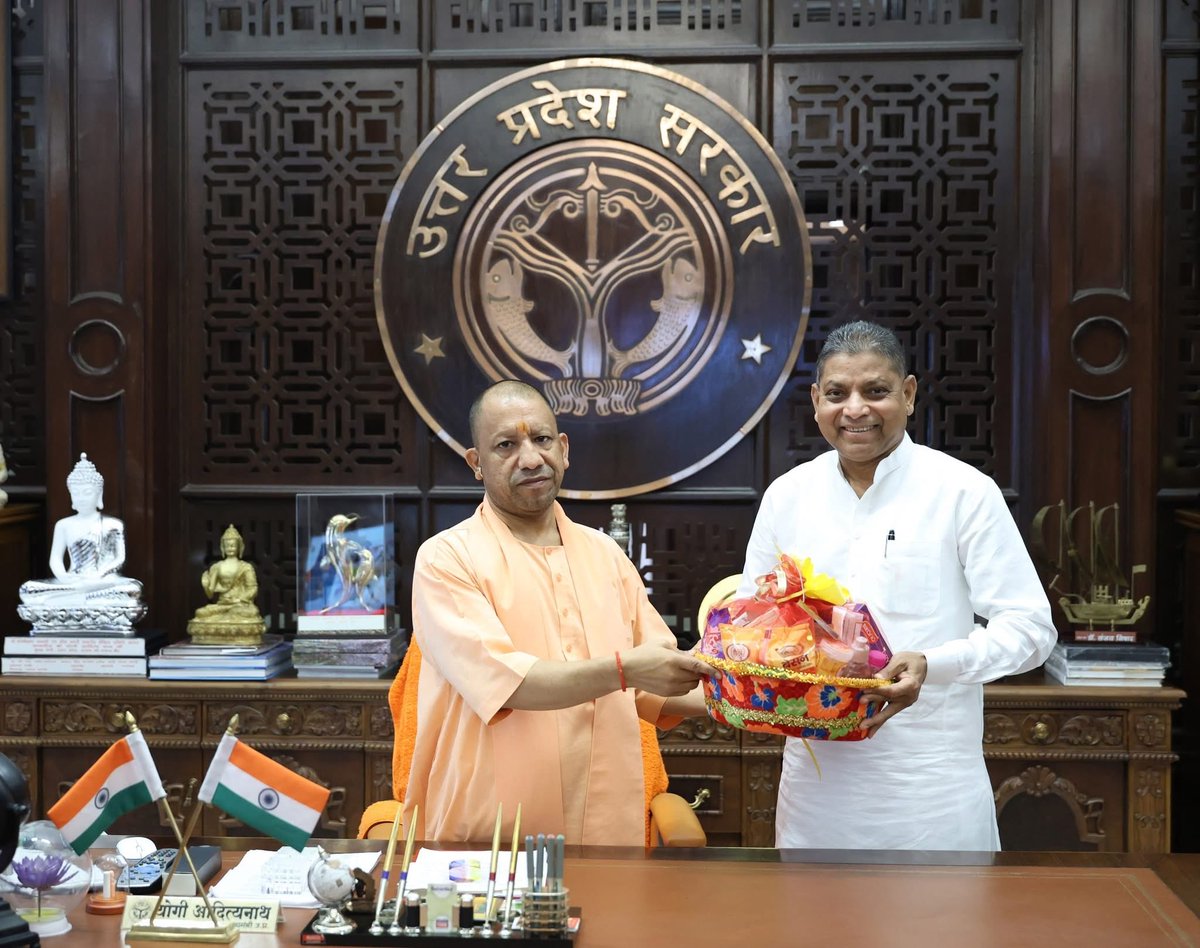 Om Kumar (विधायक) (@omkumarmla) on Twitter photo आज लखनऊ में उत्तर प्रदेश के यशस्वी मुख्यमंत्री, परम आदरणीय पूज्य <a href="/myogiadityanath/">Yogi Adityanath</a> जी महाराज से भेंट कर दीपावली पर्व की हार्दिक शुभकामनाएँ एवं बधाई दी। आज लखनऊ में उत्तर प्रदेश के यशस्वी मुख्यमंत्री, परम आदरणीय पूज्य <a href="/myogiadityanath/">Yogi Adityanath</a> जी महाराज से भेंट कर दीपावली पर्व की हार्दिक शुभकामनाएँ एवं बधाई दी।