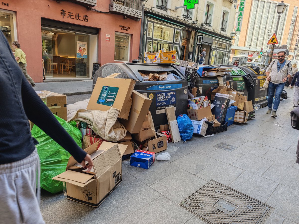 Pues ya estamos otra vez... <a href="/Lineamadrid/">Línea Madrid</a> esto es magdalena a la altura de Antón Martín