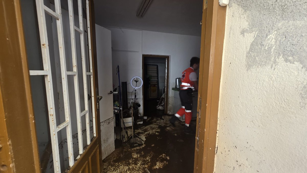 🔴Entre ahir i avui, més d’una quarantena de voluntaris i 13 vehicles logístics participen en les tasques de recuperació i neteja a Alcanar, Godall i Santa Bàrbara, la Ràpita i Amposta.

#Montsià <a href="/emergenciescat/">Protecció civil</a> <a href="/bomberscat/">Bombers</a>
