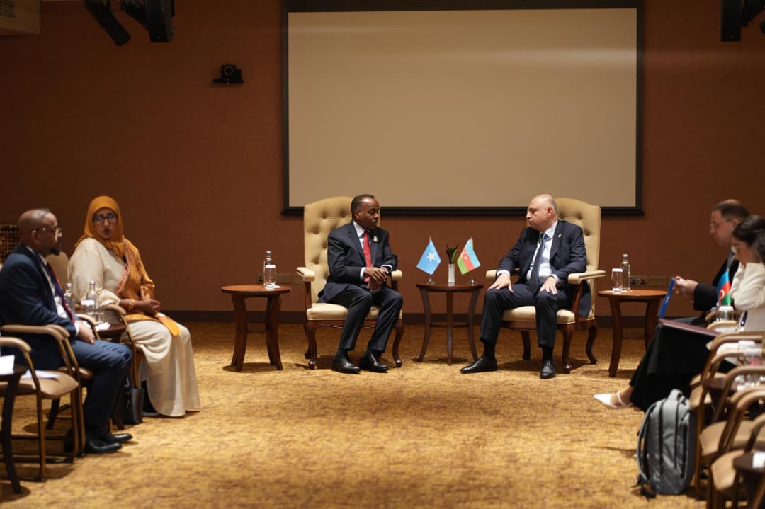 The State Minister for Foreign Affairs, Hon. Ali Mohamed Omar, signed on Wednesday in #Kampala with the Deputy FM of #Azerbaijan, H.E. Samir Sharifov, a MoU granting mutual visa exemptions for diplomatic passport holders from both countries.
🔗➡t.me/MofaSomalia/62…
#Somalia