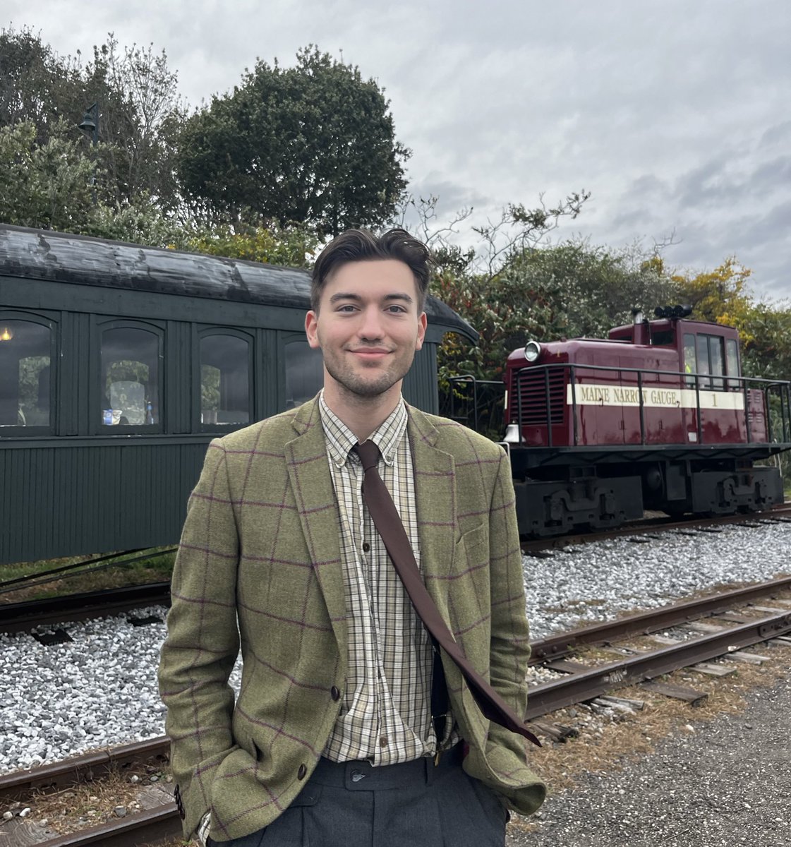 There was no Old English word for train.

“Railroad”, on the other hand, is a good example of a modern kenning (multiple words combined to mean another). In Old English, it would be *regolrād.

The problem is, a native Old English speaker would interpret *regolrād as meaning “the