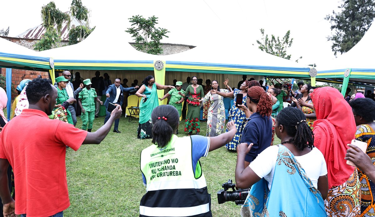 DG wa NCDA <a href="/iassumpta/">INGABIRE Assumpta</a> n'Abayobozi ba #Nyarugenge bifatanyije n'abatuye Umurenge wa Kigali mu kwizihiza Umunsi Mpuzamahanga w'Umugore wo mu Cyaro ku nsanganyamatsiko igira iti "Umugore ni uw'agaciro"
➡️Hamuritswe ibikorwa by'abagore
➡️Abana bahawe indyo yuzuye
➡️Haterwa ibiti...