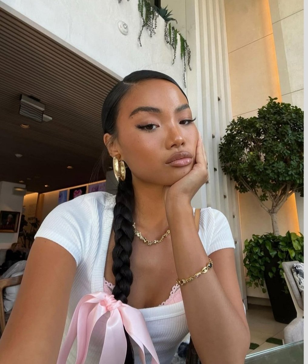 PowerOfManhood's tweet image. 20 Flirting Habits Women Secretly Crave (But Won’t Tell You):
- Thread 🧵
1. Quiet Confidence That Makes Her Wonder