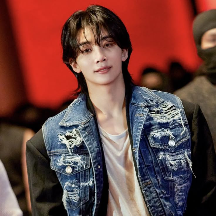 I hate when they say he looks manly and only show his short hair pics like... he looks even manlier with the long hair too!!