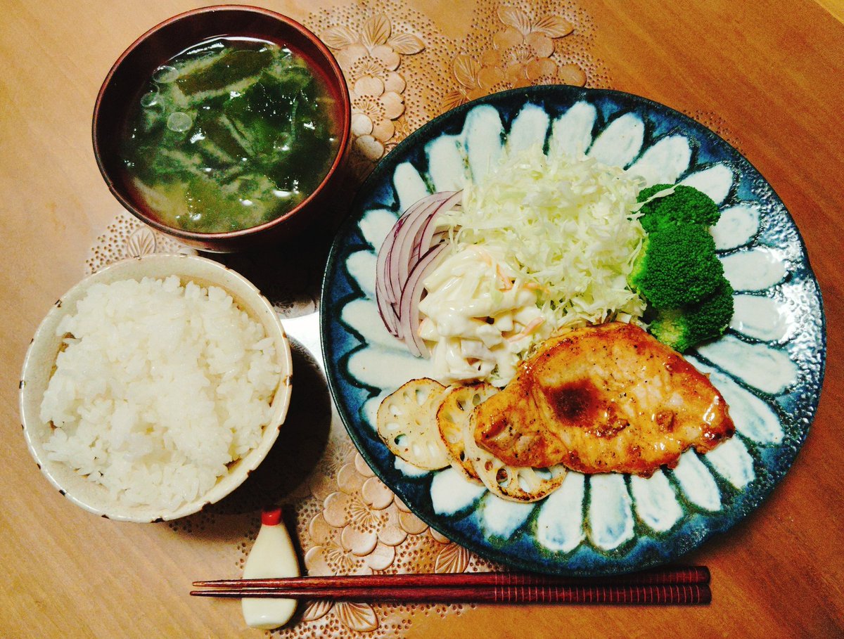 夕飯はトンテキ、わかめの味噌汁、サラダ。
#おうちごはん