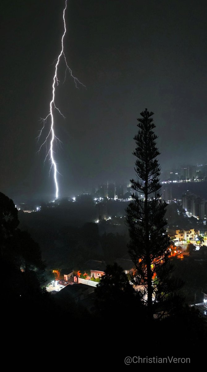 CATERINAV's tweet photo. #15Oct Así amaneció Caracas esta mañana a las  4:22 am.
Solo ella nos regala estos paisajes y estas postales. Aún así en lluvia con truenos eres bella! Amada Venezuela! 
Ph: @ChristianVeron https://t.co/5Z6VcsmbBS