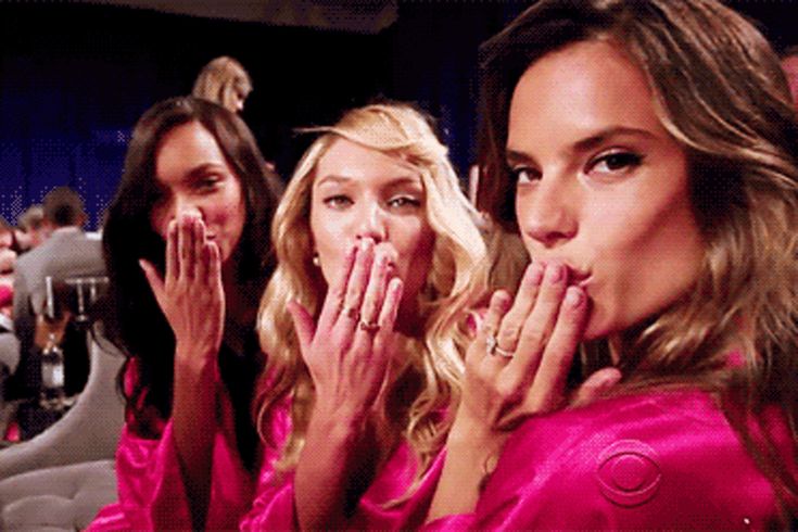 Hoje é dia de ver mulheres magras desfilando

#victoriasecrets