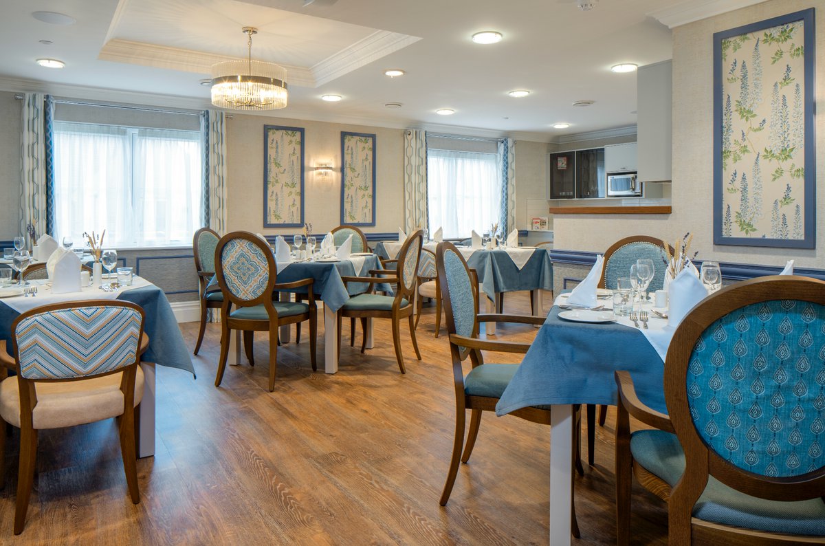 care_interiors's tweet image. Formal dining, set tables, clear layouts and soft voiles to prevent sunlight glare, make it easy to identify for dining 🏡 Isn&apos;t that what we all expect from a home? 
carehome-interiors.co.uk
#CareHomeInteriors #DesignWithPurpose #HomelyNotInstitutional #DiningWithDignity