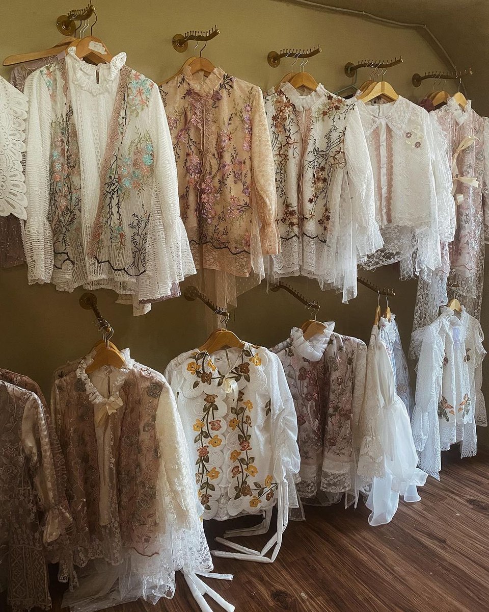 berburushopee's tweet image. mau spill beberapa toko kebaya cantik ready to wear, harganya start 100ribuan aja✨