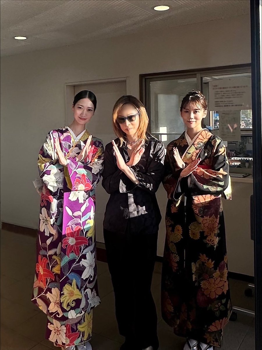 sae__hashimoto's tweet photo. 当日のお写真をいただいたので
投稿させていただきます

スペシャルゲスト審査員にお迎えした
X JAPANのYOSHIKI氏と
モデルENYAちゃんと長浜の歴史ある
浜ちりめんのお着物を身に纏い👘

地元でお仕事ご一緒でき至極光栄です🙇🏼✨スタイリングもヘアも素敵でした！

#長浜kimonoAWARDS2025
#YOSHIKI 氏 https://t.co/Mc3r5SaEt9