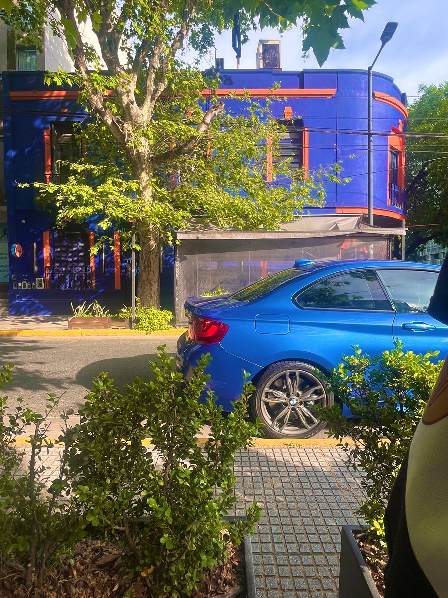 La felicidad debe ser algo muy parecido a dejar el auto horriblemente estacionado y bajar a tomar un café.