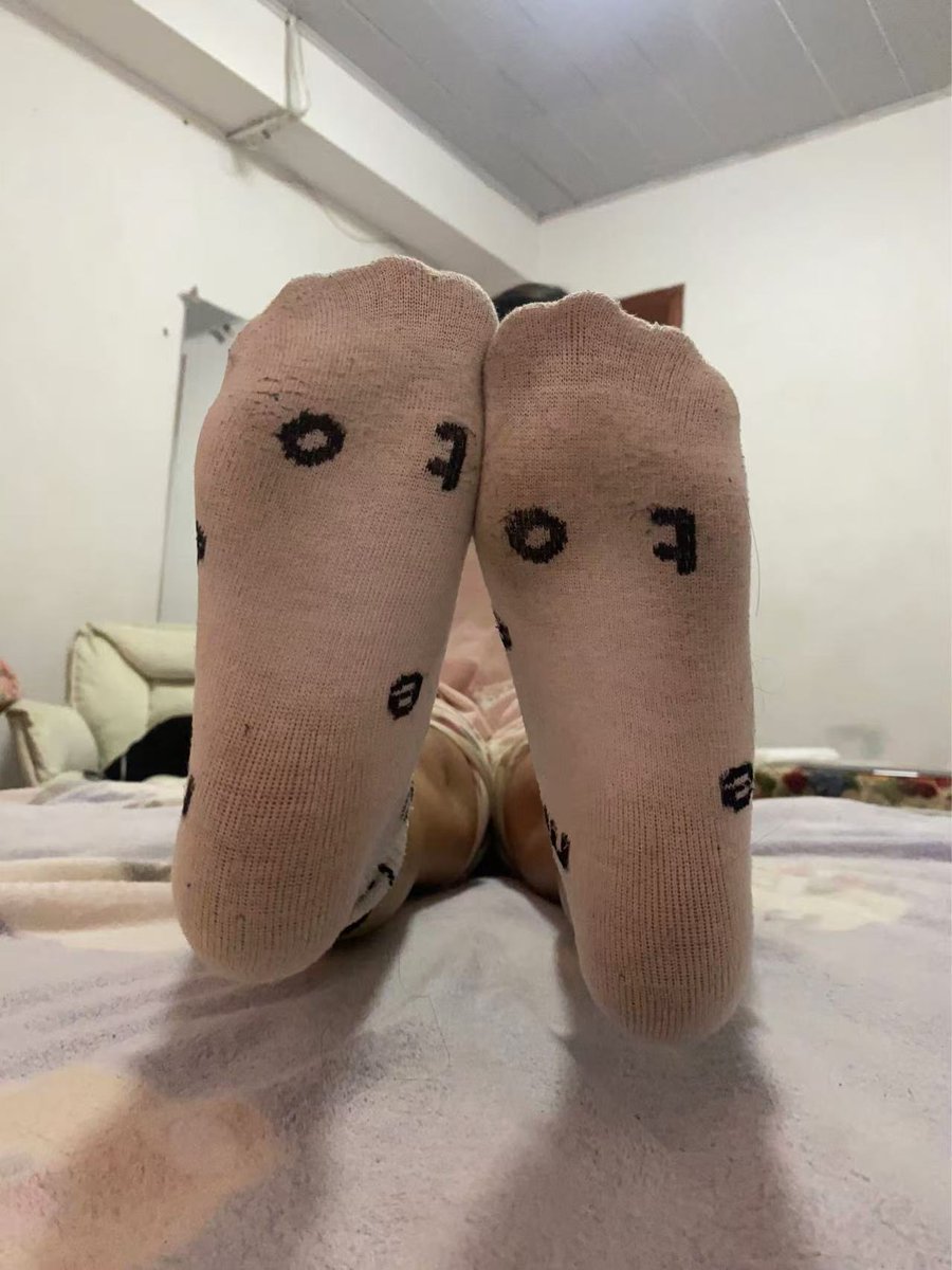 chouwa12345's tweet photo. 哥哥们晚上好呀
小皮鞋穿出来的袜子，有人一闻就射了呢
☀️惊喜抽奖，点赞关注转发评论
🔥一等奖一位，皮鞋塞袜子
🔥二等奖两位，五天或七天棉袜一双
🔥三等奖三位，三天袜子一双 https://t.co/Fkkj3hfjEY