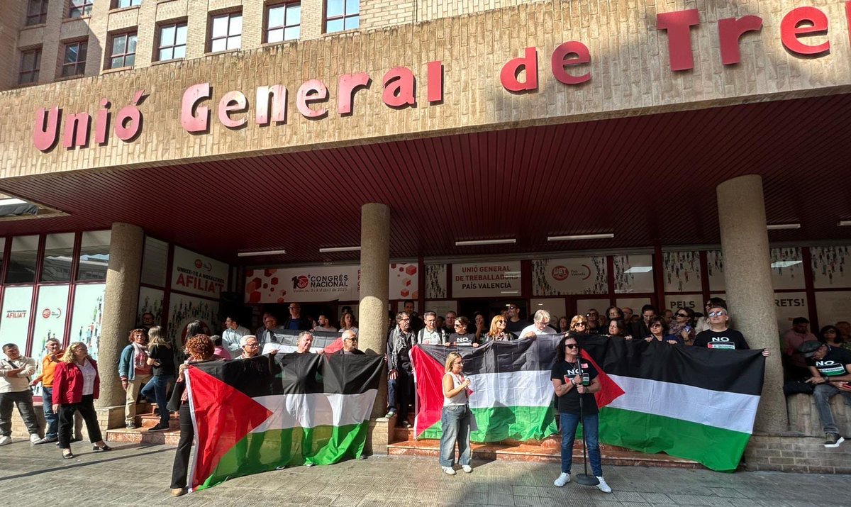 Hui ens hem sumat a la jornada de suport al poble palestí convocada pels sindicats. ✊

Defensem la pau, els drets humans i la fi del patiment de milers de persones innocents. 

🇵🇸 #Pau #DretsHumans