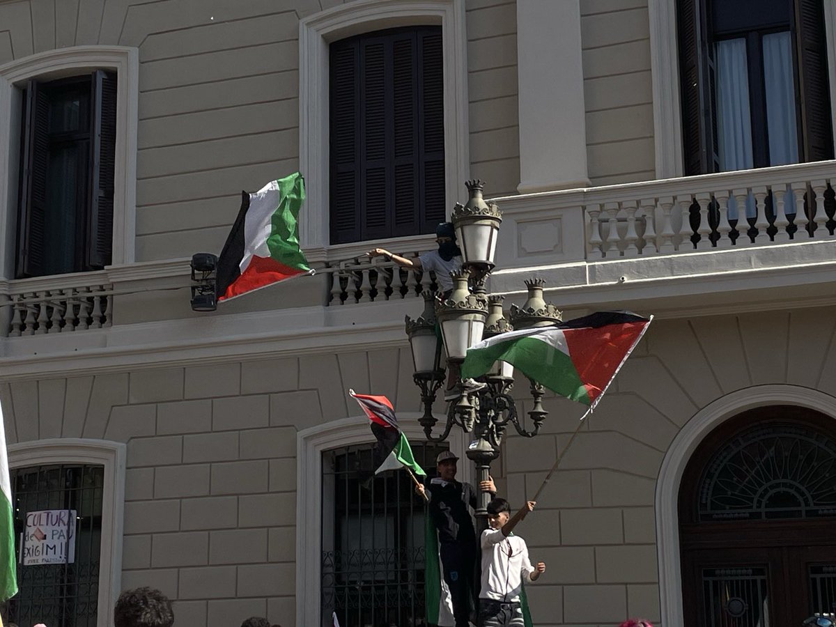12:45: Finalització de la mani estudiantil davant l'ajuntament.

L'ocupació de Palestina segueix a Gaza i Cisjordània, i no acabarà fins que les terres robades siguin recuperades

Assenyalem la complicitat del PSC i l'actual govern, i la farsa del Tractat de Pau!