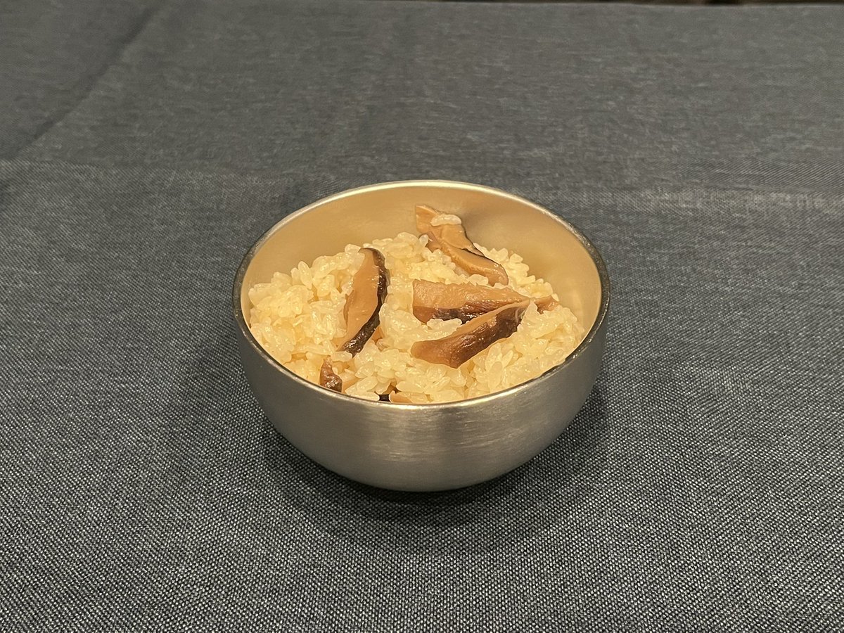 きのこの日にキノコ人間が選んだのは、森のきのこ倶楽部®︎さんのきのこご飯の素を使ったシイタケご飯…！

シイタケの旨みや香りがぎゅぎゅっと詰まって素晴らしいたけな一品です✨🍄‍🟫
#奇ノこまんま