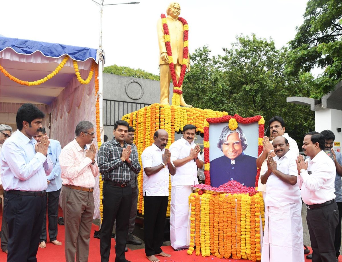 மேனாள் குடியரசுத் தலைவர் டாக்டர் ஏ.பி.ஜெ. அப்துல் கலாம் அவர்களின் 95-வது பிறந்தநாளை முன்னிட்டு, அன்னாரது திருவுருவச் சிலைக்கு அருகில் அலங்கரித்து வைக்கப்பட்டுள்ள அவரது திருவுருவப் படத்திற்கு மாண்புமிகு அமைச்சர் பெருமக்களுடன் மலர்தூவி மரியாதை செலுத்தினோம்.