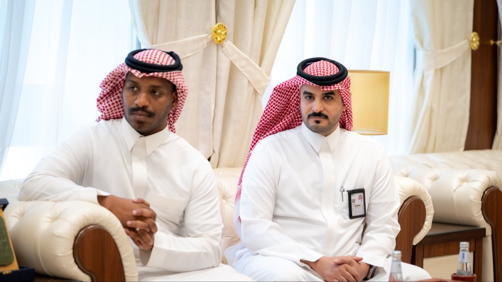 سمو #أمير_منطقة_حائل يستقبل أمين المنطقة م.سلطان الزايدي وفريق العمل والفريق الاستشاري بمناسبة تحقيق الأمانة لشهادة أفضل بيئة عمل صحية وفقاً لمؤشر صحة بيئة العمل التنظيمية والثقافة المؤسسية OHBI ويطلع سموّه على تقرير المؤشرات والشهادة التي حصلت عليها الأمانة.

#عبدالله_المنيع