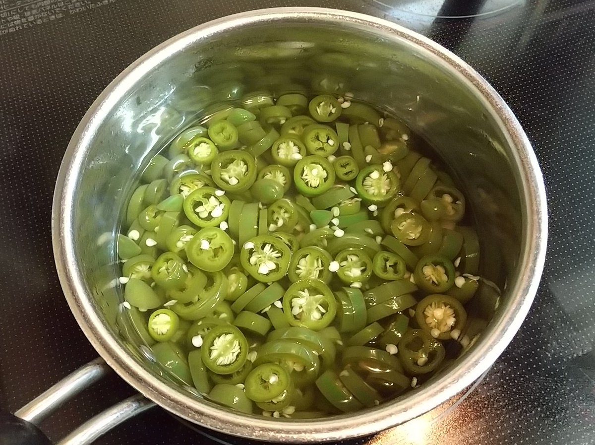 モスバーガーの「スパイシーモスチーズバーガー（スパモッチ）」が好きすぎて…
上品の郷で見つけたハラペーニョをピクルスに。
サッと火を通すが、湯気が辛い😳
汁舐めてみたけど、これまた辛い😳
出来上がりが楽しみ🫡