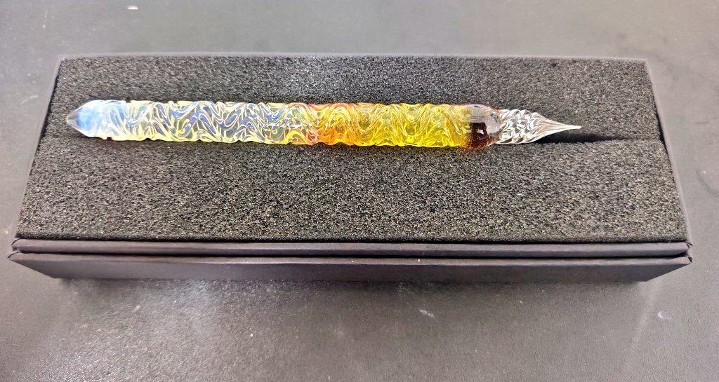 yonaga_green's tweet photo. 数日前購入ガラスペン
Synchronicity Glass Art(@synchroglass)さんのガラスペン「アルルのひまわり」
BUNGU BOX(@bungbox)さんのオリジナルガラスペン。黄色が綺麗✧*｡٩(ˊωˋ*)و✧*｡ https://t.co/n575oxhLh7