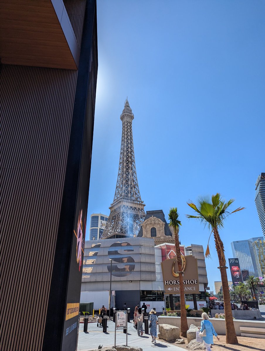 FullStriedAhead's tweet image. The Eiffel Tower 🗼 in Paris, France 🏙️ and Las Vegas, Nevada are comparable in the sense of when you photograph 📸 it! :) #VennDiagram