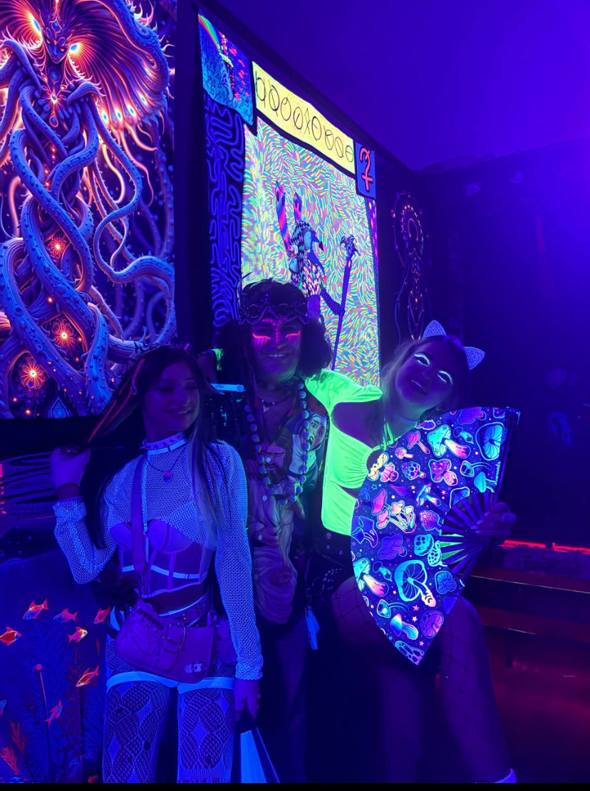 stkryl's tweet photo. Пытаюсь понять что забавнее на этих выходных:
Сказка как Рай после моно собирающая забытых не проснувшихся после чистилища монастерианцев
Или диджей шранцовик (вид хардового техно)
Говорит что не было смысла понижать темп в Андере тк сказка итак достаточно хардкорна https://t.co/GOjC6uXsHG
