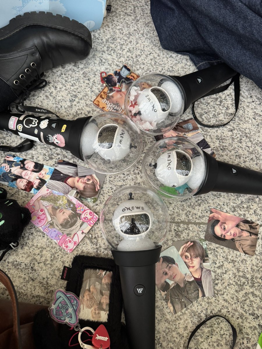 _bluepard's tweet photo. Crazy day 🥹🫶

Grateful to the fellow Weve I’ve got to met that made it even funnier~ So blessed my trip starts with so many good memories, and forever proud of my forever group Onewe🍀 So lucky to witness your talent and dedication~ https://t.co/h5kBMISoxJ