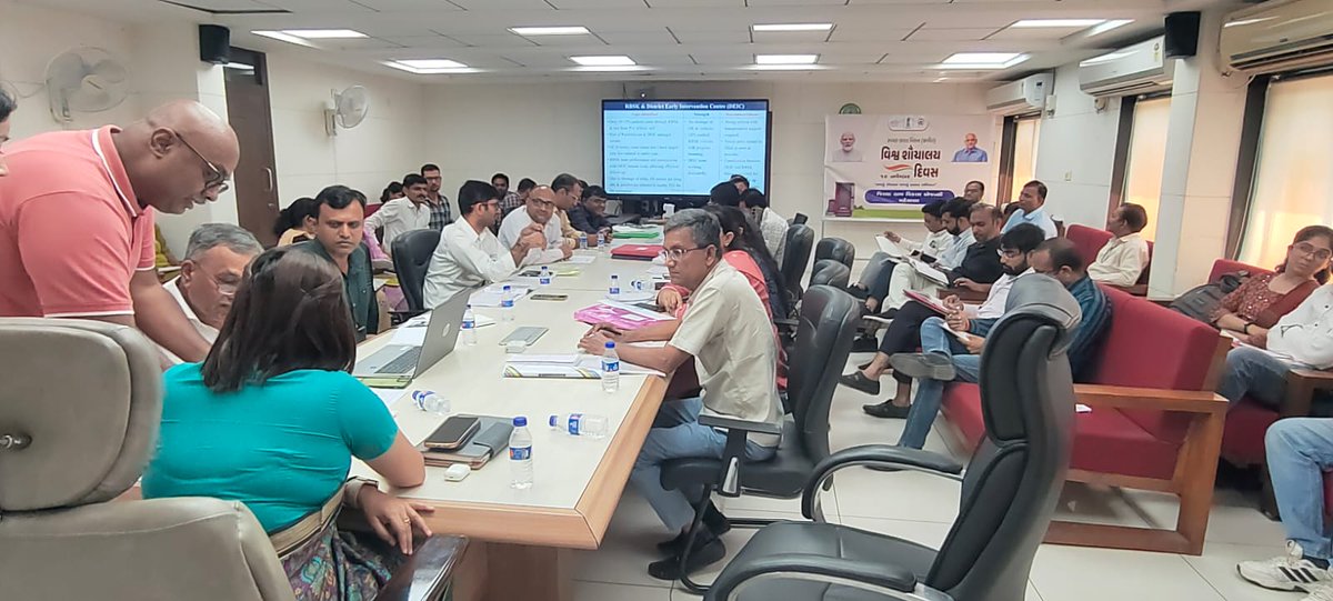 CDHOMeh's tweet image. માન.કલેકટર સાહેબશ્રી અને માન.જીલ્લા વિકાસ અધિકારી સાહેબશ્રીની અધ્યક્ષતામાં રાજ્ય કક્ષાએથી આવેલ #SRM (State Review Mission) ટીમ દ્રારા જિલ્લાની મુલાકાત દરમિયાન થયેલ અનુભવો અંગે ચર્ચા કરવામાં આવેલ #Srmteamvisit @CollectorMeh @ddo_mehsana @HealthDeptGuj @NHMGujarat @Dwivedi_D