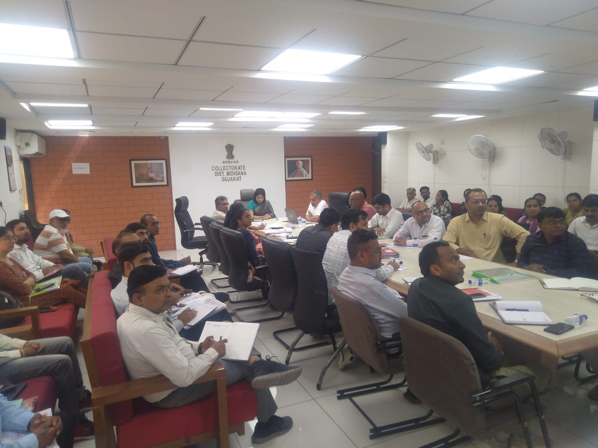 CDHOMeh's tweet image. માન.કલેકટર સાહેબશ્રી અને માન.જીલ્લા વિકાસ અધિકારી સાહેબશ્રીની અધ્યક્ષતામાં રાજ્ય કક્ષાએથી આવેલ #SRM (State Review Mission) ટીમ દ્રારા જિલ્લાની મુલાકાત દરમિયાન થયેલ અનુભવો અંગે ચર્ચા કરવામાં આવેલ #Srmteamvisit @CollectorMeh @ddo_mehsana @HealthDeptGuj @NHMGujarat @Dwivedi_D