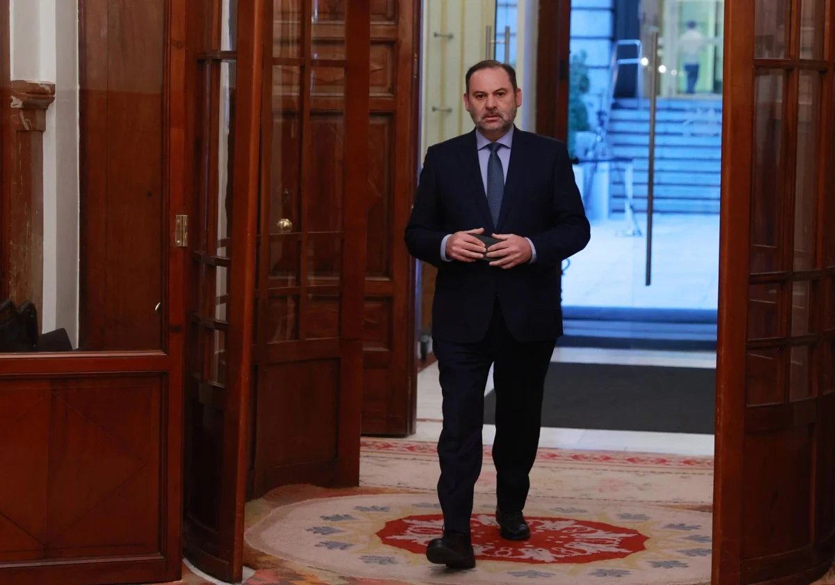 Ábalos vivió cinco años de lujo sin sacar ni un euro del banco, sin ningún pago con tarjetas.
Blanco y embotella, de algún sitio le caía el dinero.