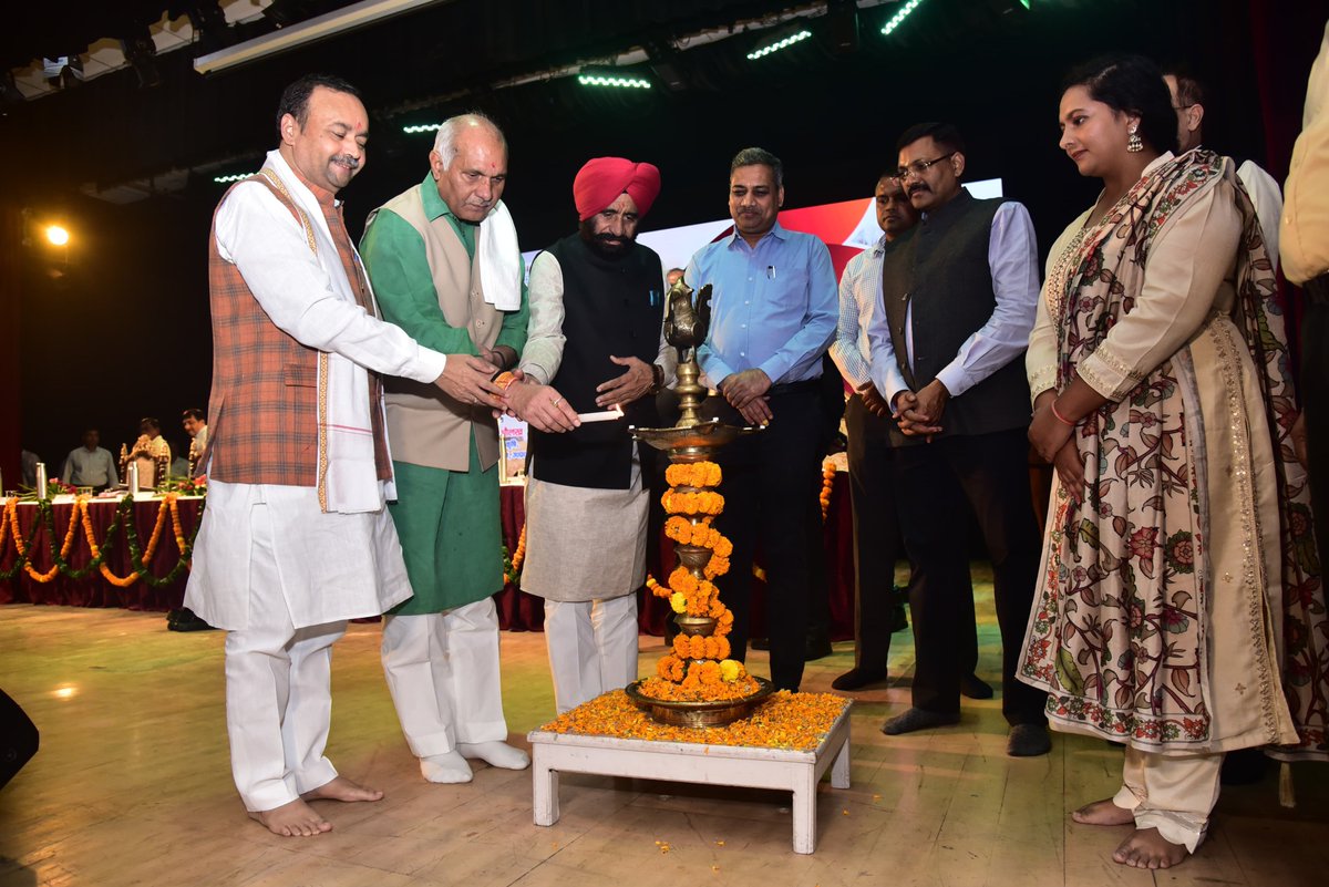 JPSRathoreBJP's tweet photo. आज जनपद मुरादाबाद में श्री धर्मपाल सिंह जी मा० पशुधन मंत्री व श्री बलदेव सिंह औलख जी मा० कृषि राज्य मंत्री के साथ 'मण्डल स्तरीय रबी उत्पादकता गोष्ठी' कार्यक्रम में प्रतिभाग कर प्रदर्शनी का शुभारंभ किया।
#RaviUtpadaktaGoshti2025 #Moradabad #Bareilly https://t.co/Wa3wwFMmD8