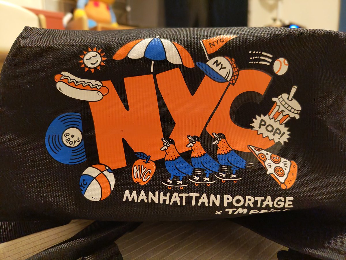 pixelzend's tweet image. Manhattan Portageのリュックをプレゼントでもらった～🥳
TM PAINTさん？とのコラボで謎鳥とかのイラスト入っていてよい🦃
特典でもらったトートバッグの🍕好き