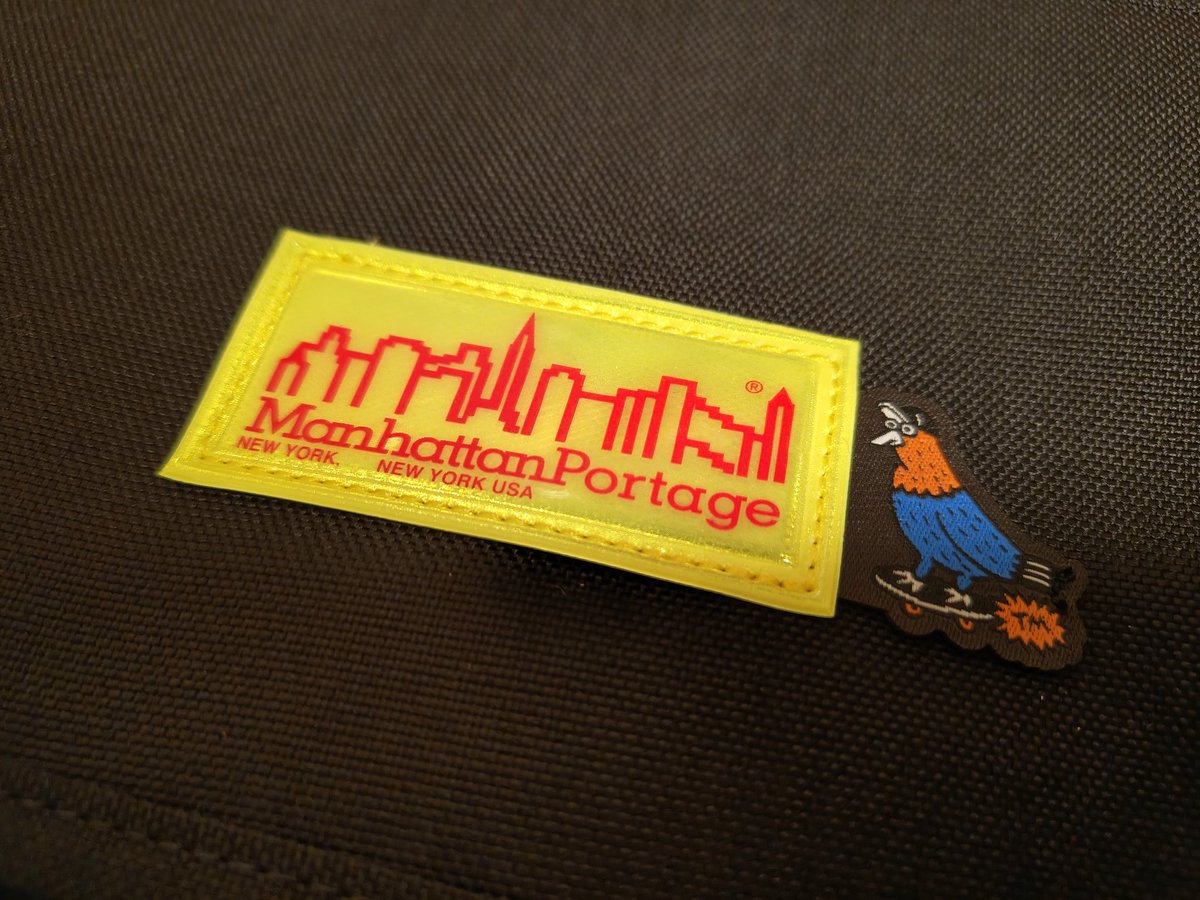 pixelzend's tweet image. Manhattan Portageのリュックをプレゼントでもらった～🥳
TM PAINTさん？とのコラボで謎鳥とかのイラスト入っていてよい🦃
特典でもらったトートバッグの🍕好き